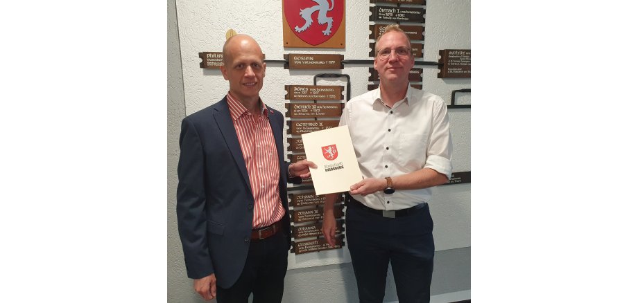 Bürgermeister Kai Louis überreicht dem neuen Amtsleiter des Ordnungsamtes Frank Bordewin die Bestellungsurkunde