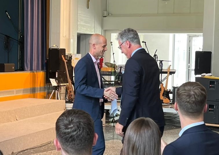 Bürgermeister Kai Louis verabschiedet Schulleiter Albert Zaunbrecher 
