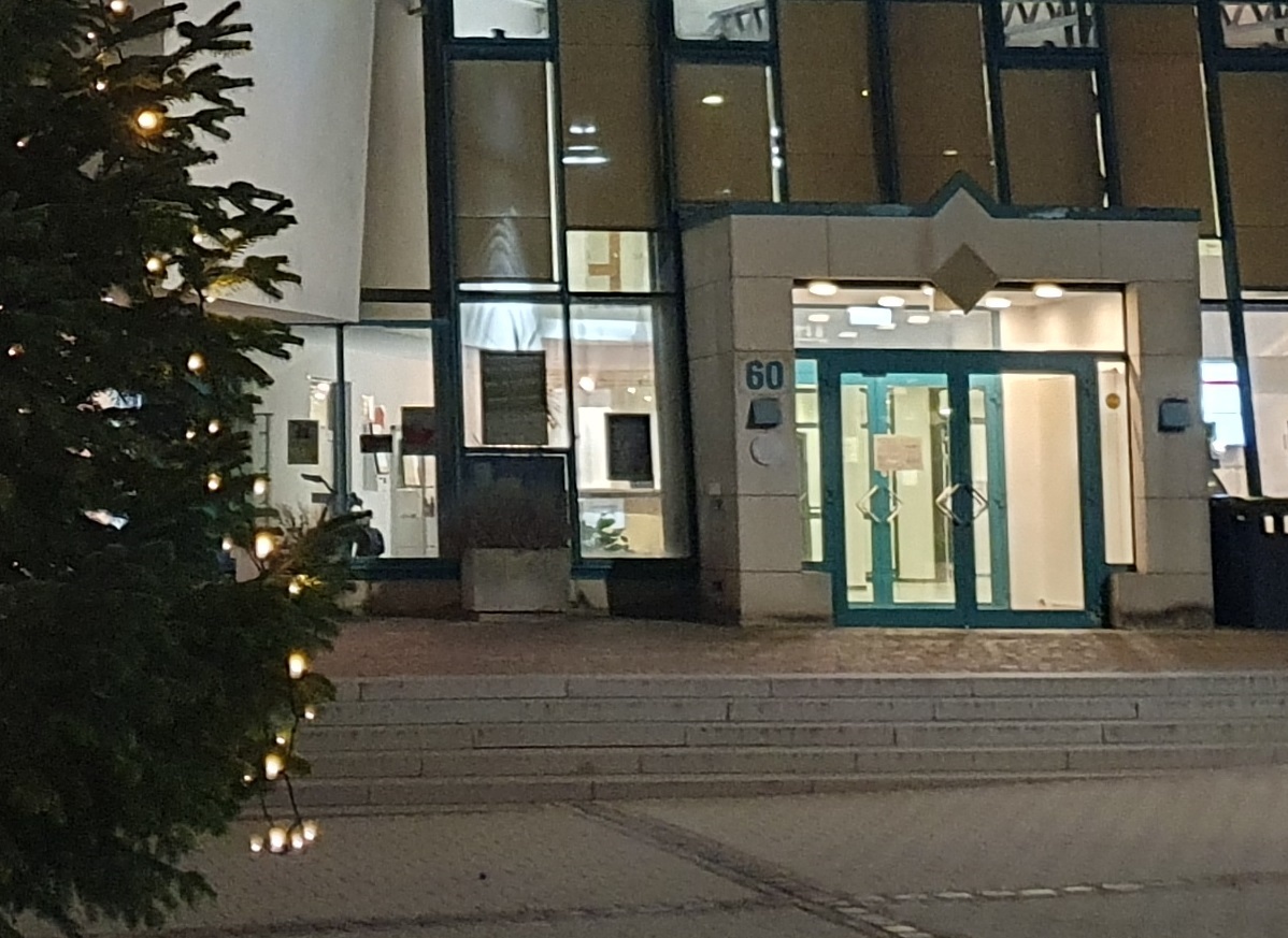 Weihnachtsbaum vor Rathaus