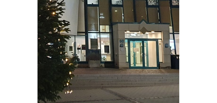 Weihnachtsbaum vor Rathaus