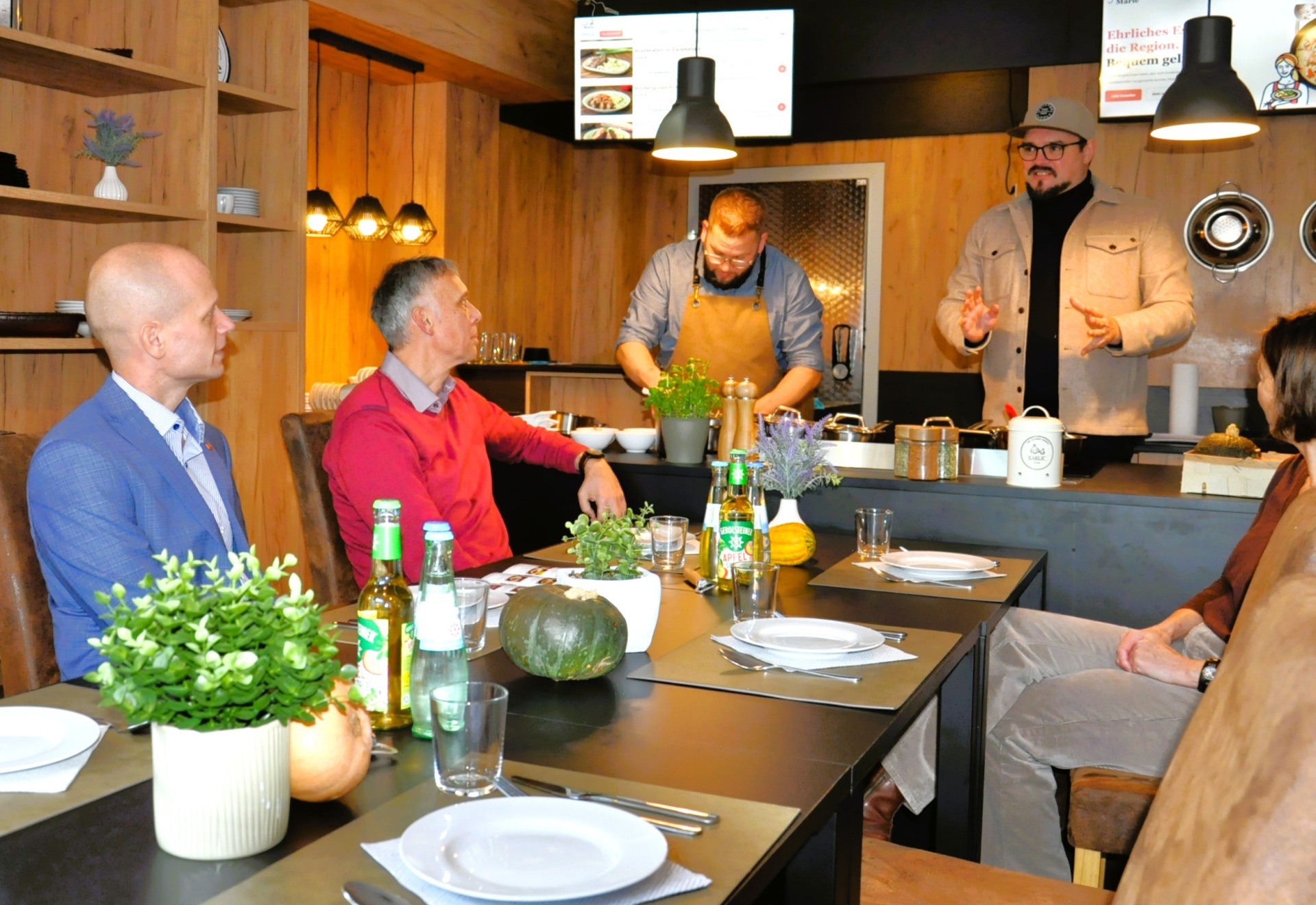Das Team von „frischMarie“ (hinten) erläutert Bürgermeister Kai Louis sowie Stephan Otto und Silke Krupke vom Gewerbe- und Verkehrsverein ihr Geschäftskonzept 