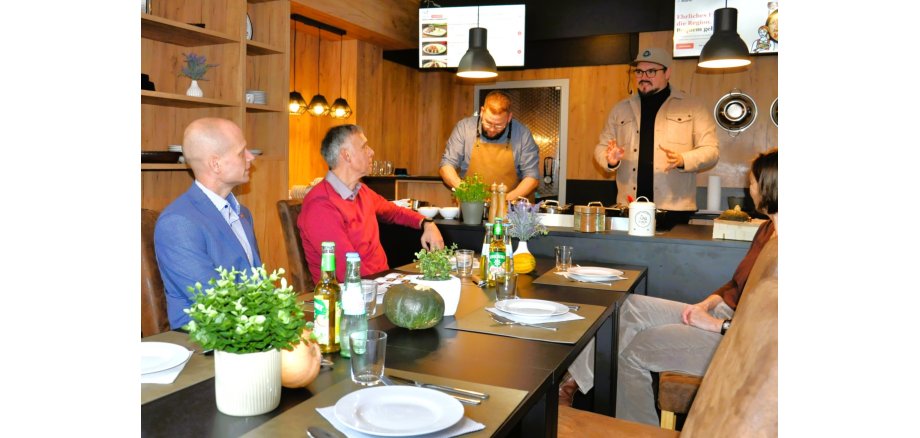 Das Team von „frischMarie“ (hinten) erläutert Bürgermeister Kai Louis sowie Stephan Otto und Silke Krupke vom Gewerbe- und Verkehrsverein ihr Geschäftskonzept