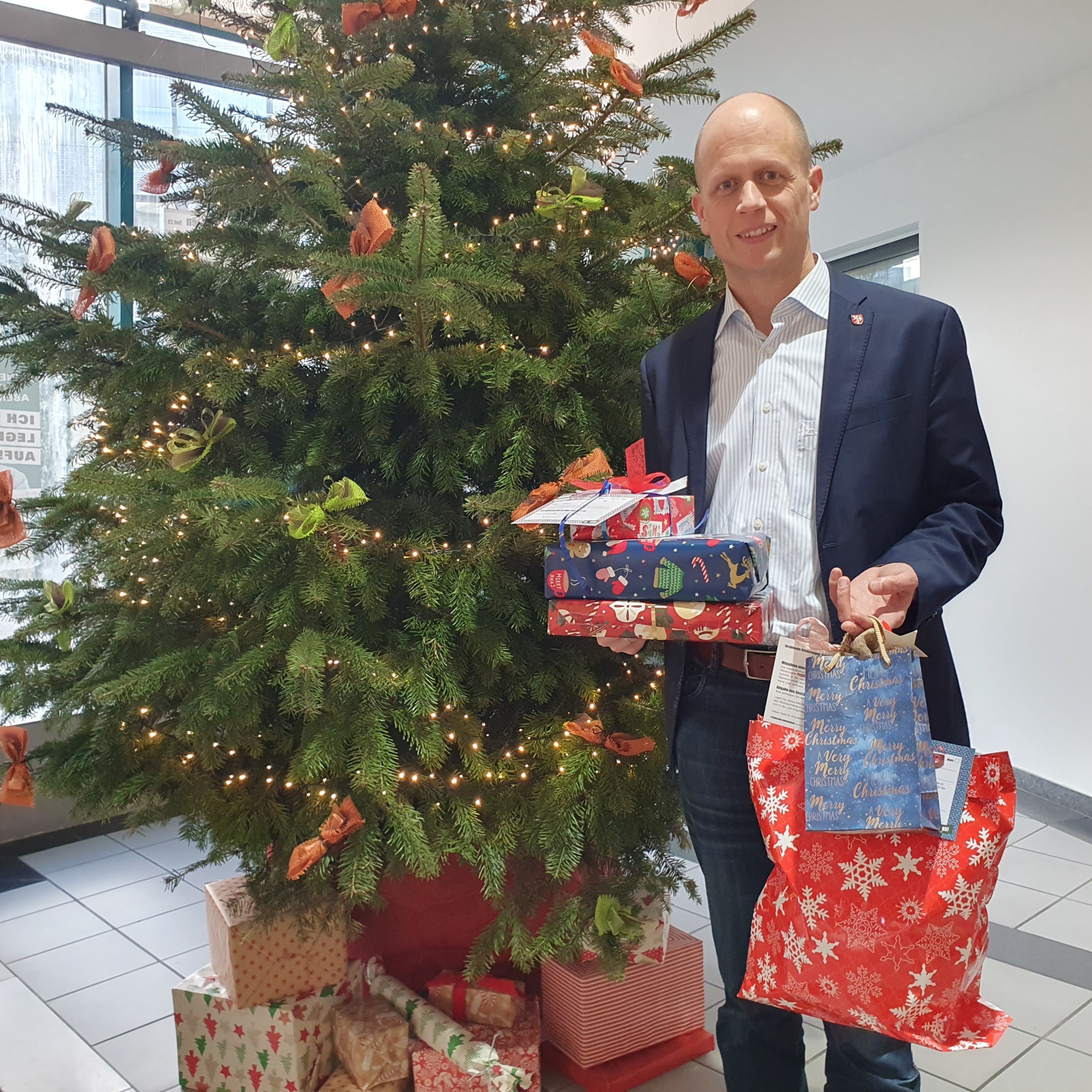 Bürgermeister Kai Louis mit Geschenken für die Kinder