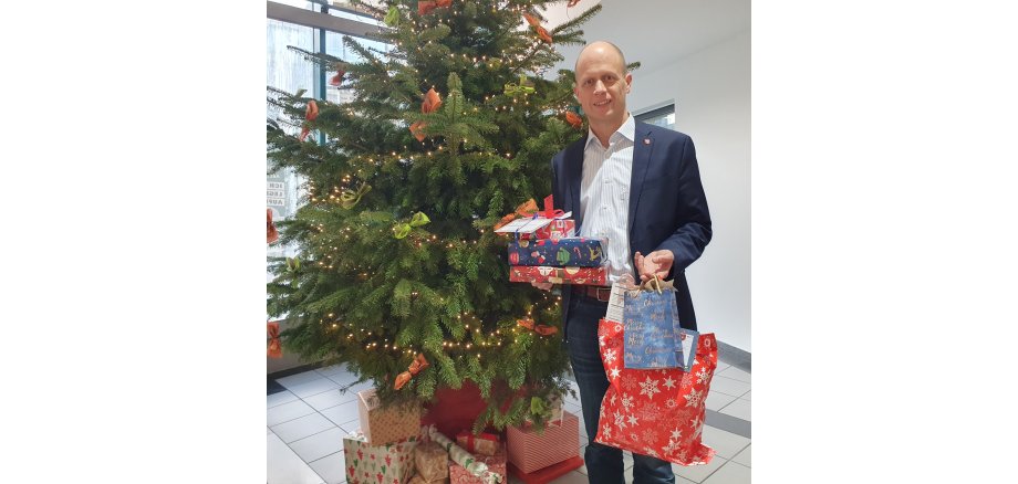 Bürgermeister Kai Louis mit Geschenken für die Kinder
