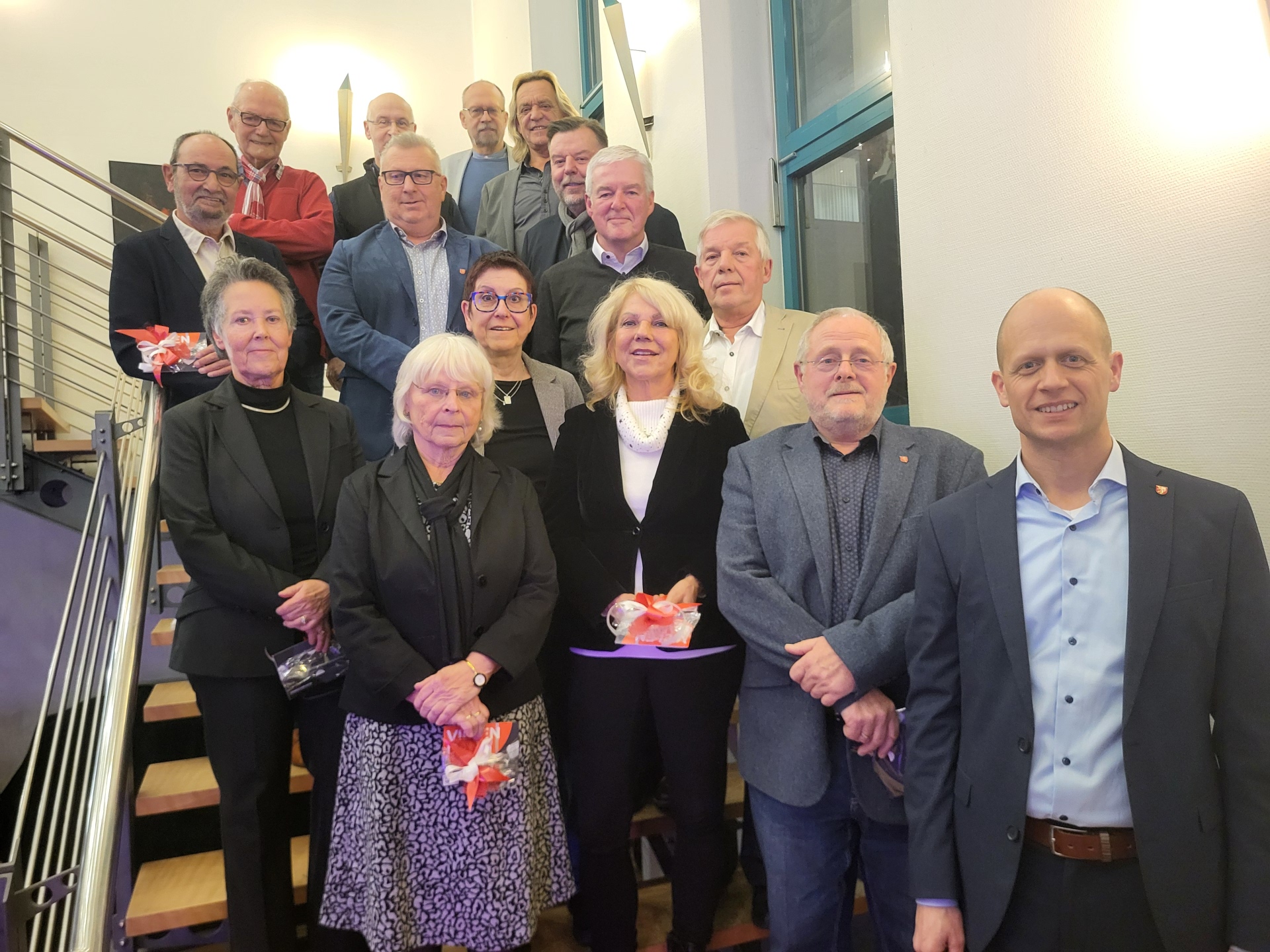 Bürgermeister Kai Louis (re.) mit verabschiedeten Ratsmitgliedern der Wahlperiode 2020 - 2025