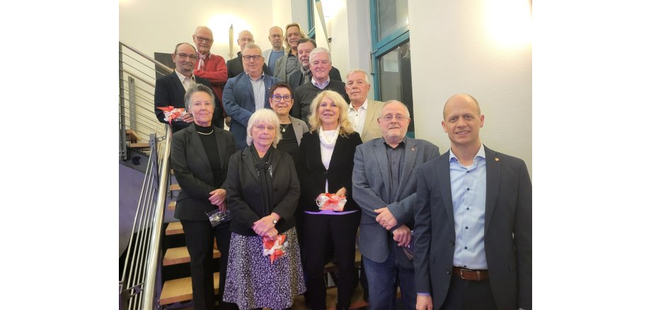 Bürgermeister Kai Louis (re.) mit verabschiedeten Ratsmitgliedern der Wahlperiode 2020 - 2025