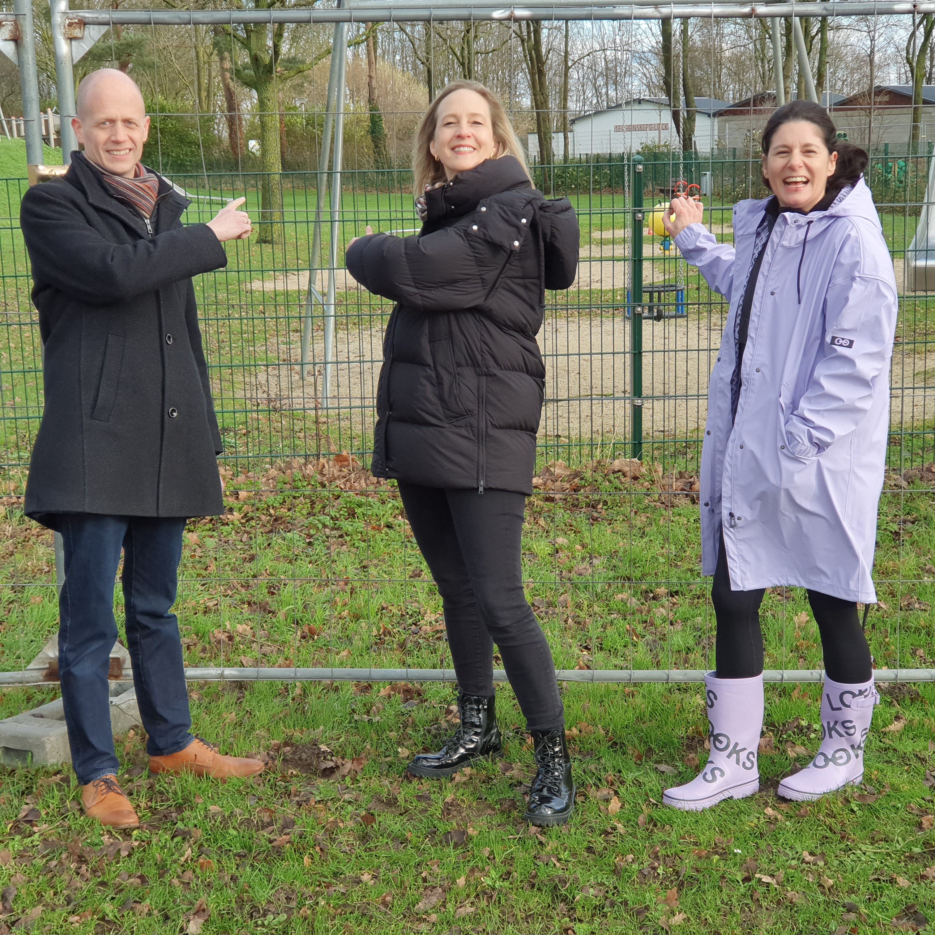 Bürgermeister Kai Louis und die beiden Vorstandsvorsitzenden des Vereins „Die Spielplatz Bande e.V.“ Kathi Mobers und Claudia Franzen