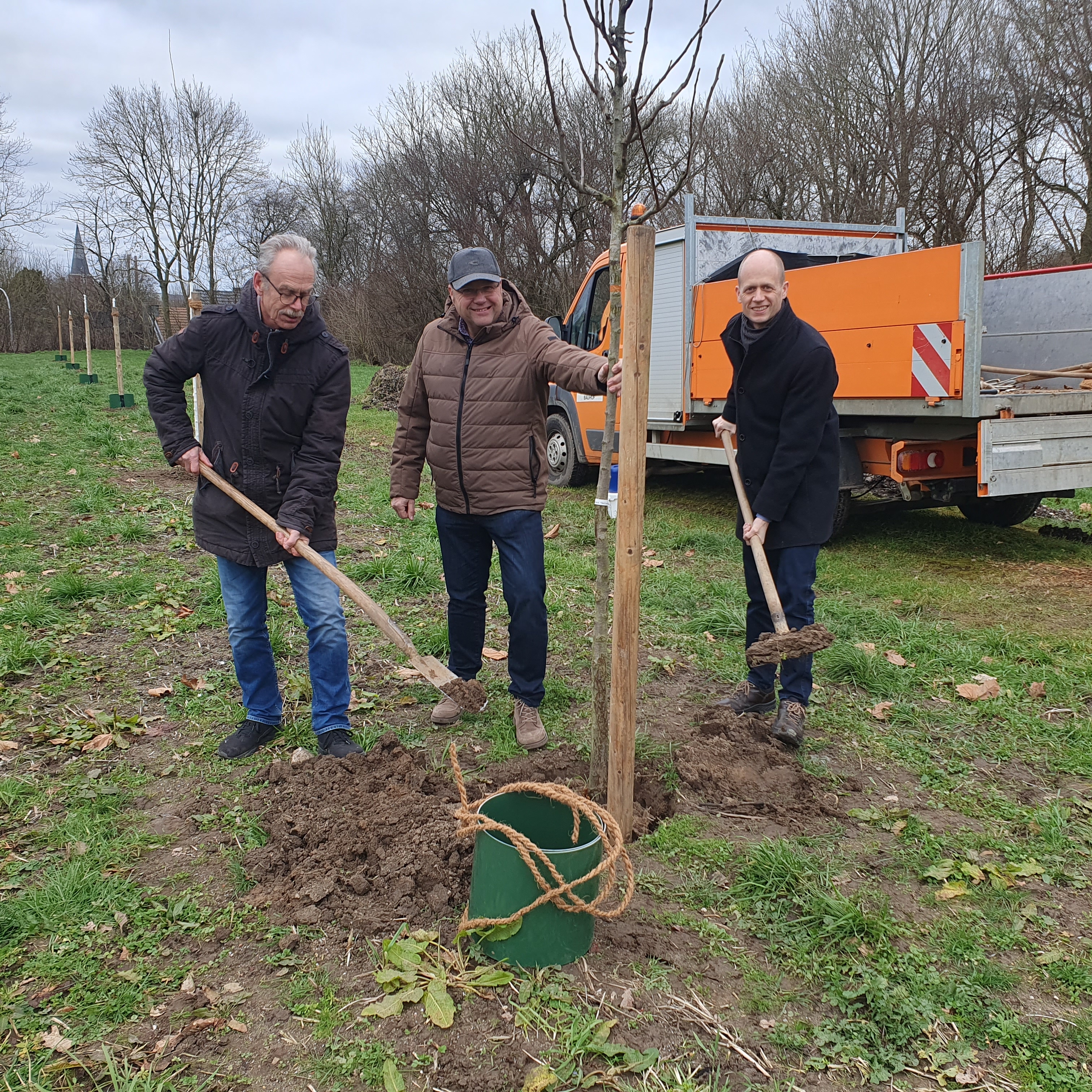 Bürgermeister Kai Louis, Norbert Cox, Leiter des Amtes für Stadtgrün und Baubetrieb und Helmut Frenken, Ortsvorsteher Oberbruch, beim Pflanzen eines Apfelbaumes