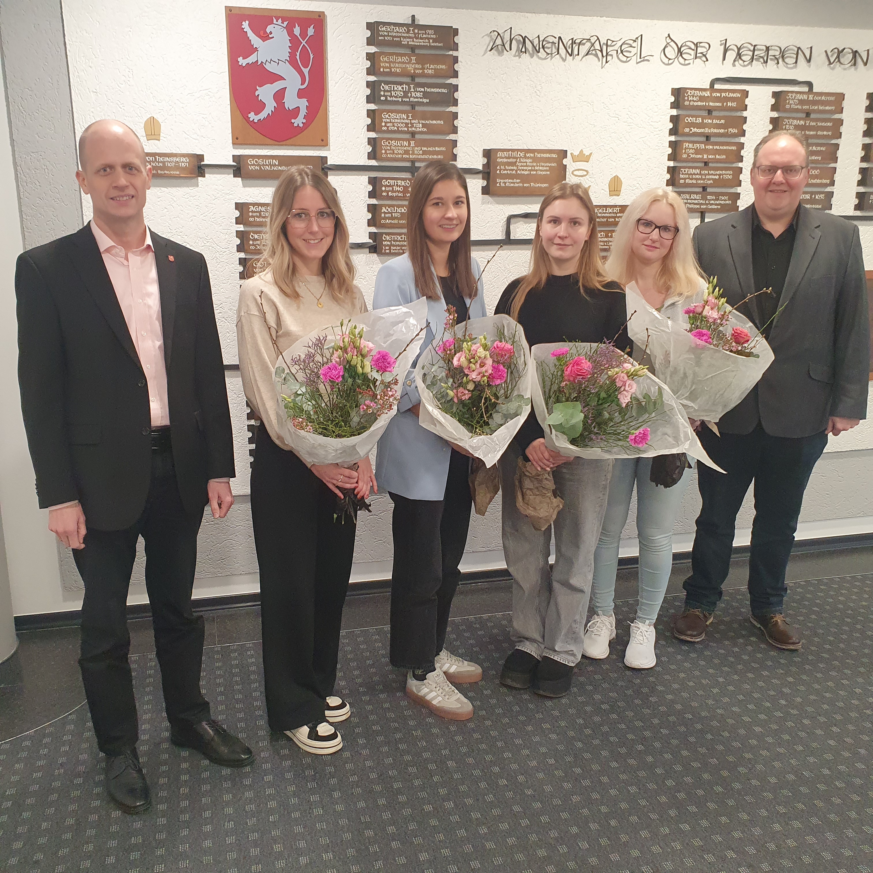 Bürgermeister Kai Louis und Hauptamtsleiter Carsten Cordewener mit den erfolgreichen Absolventinnen des Verwaltungslehrgangs II.