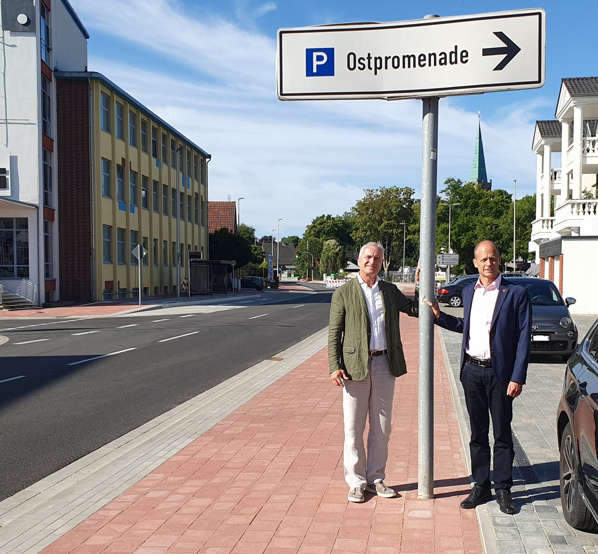 Bürgermeister Kai Louis und Peter Heinrichs, Gewerbe- und Verkehrsverein, an der Ostpromenade 