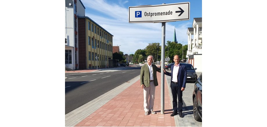 Bürgermeister Kai Louis und Peter Heinrichs, Gewerbe- und Verkehrsverein, an der Ostpromenade 