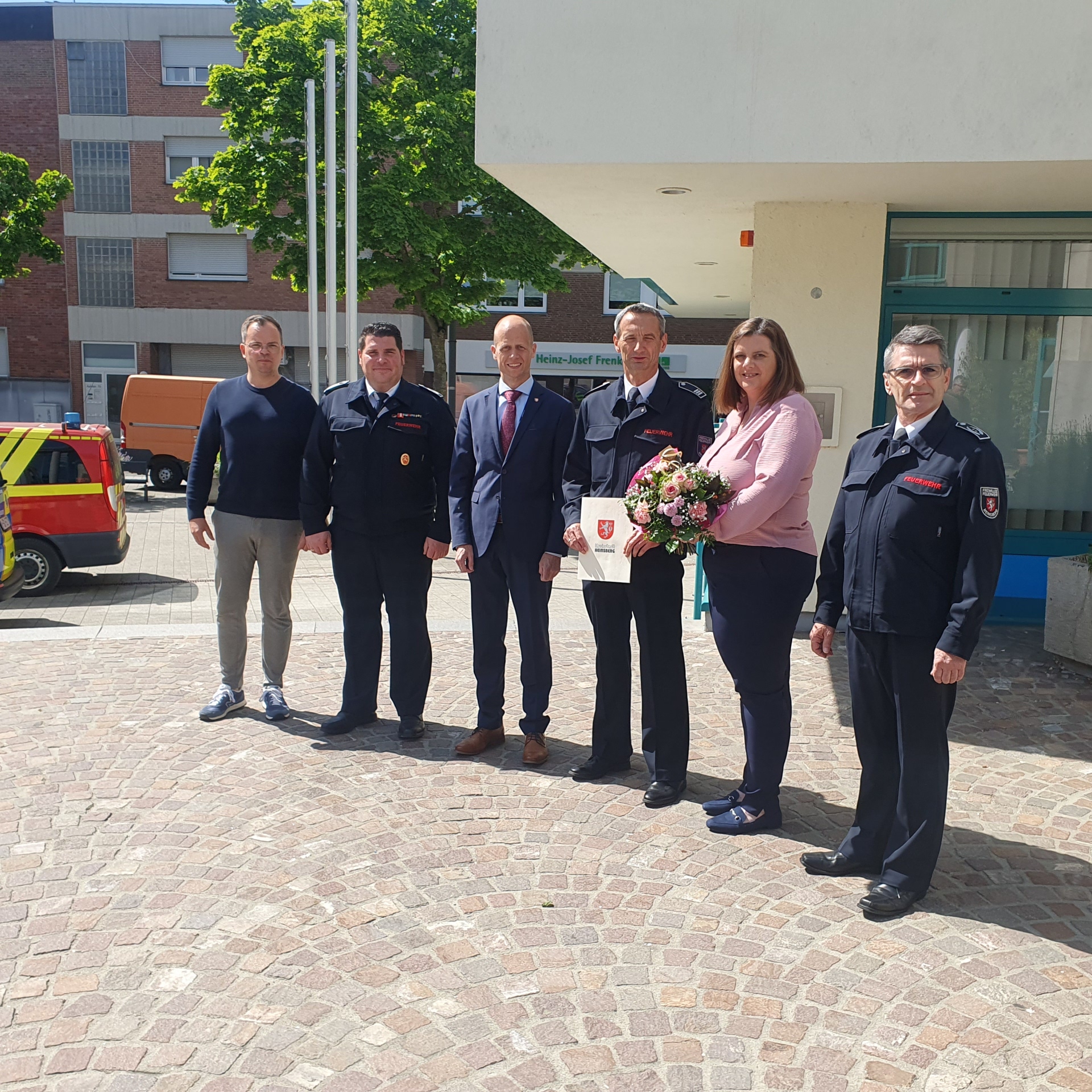 Leiter des Rechts- und Ordnungsamtes Dennis Mevissen, stellv. Leiter der Feuer René Sturmann, Bürgermeister Kai Louis, stellv. Leiter der Feuerwehr Markus Meyers mit Ehefrau Michaela Meyers und Leiter der Feuerwehr Hans-Leo Schreinemachers