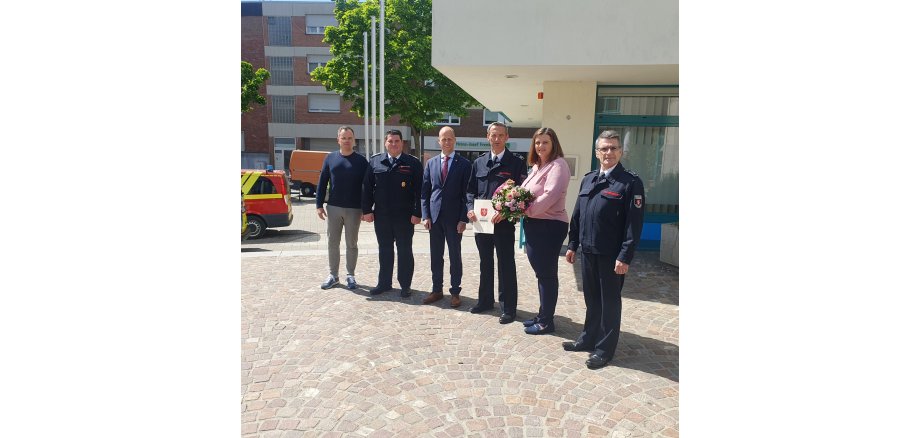Leiter des Rechts- und Ordnungsamtes Dennis Mevissen, stellv. Leiter der Feuer René Sturmann, Bürgermeister Kai Louis, stellv. Leiter der Feuerwehr Markus Meyers mit Ehefrau Michaela Meyers und Leiter der Feuerwehr Hans-Leo Schreinemachers