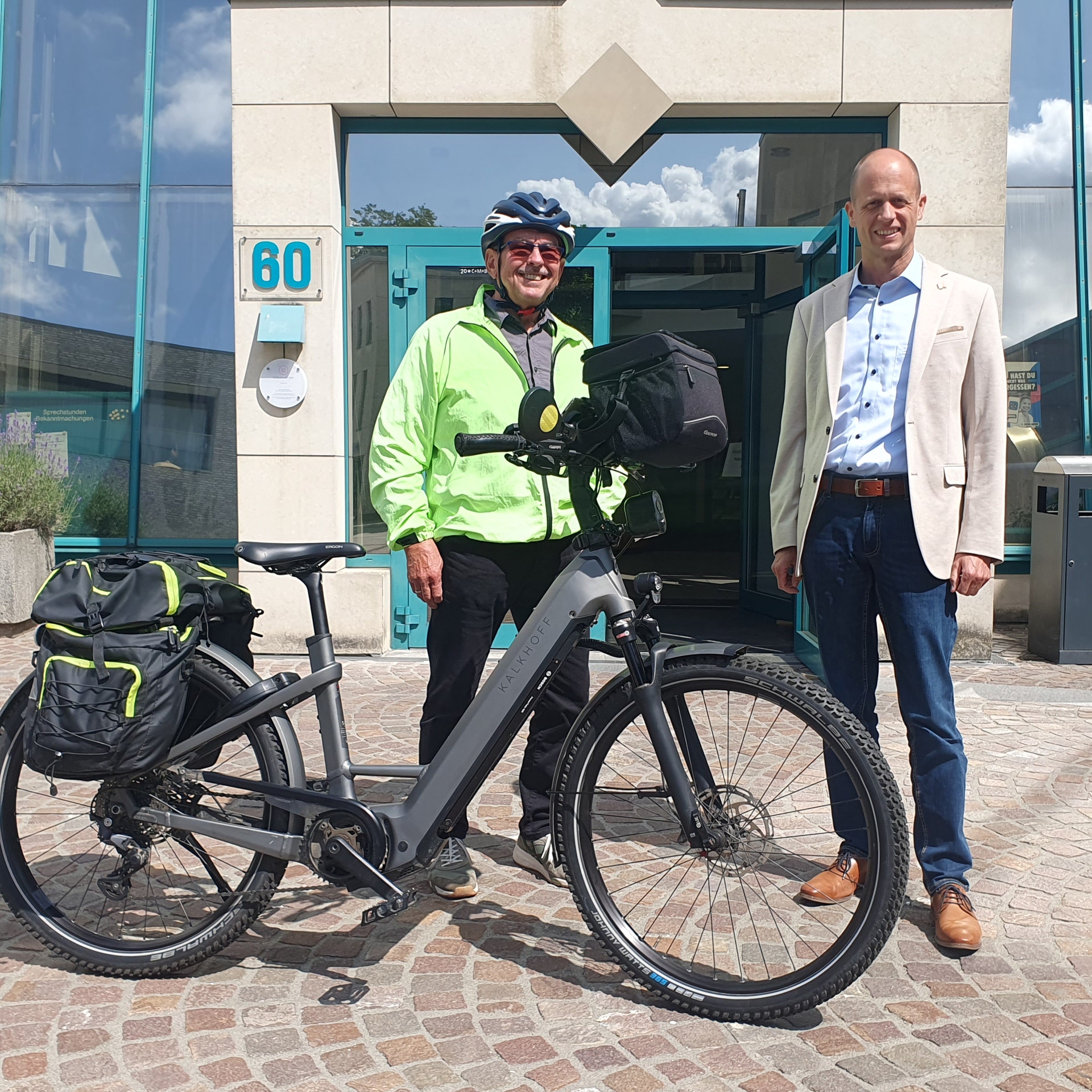 Bürgermeister Kai Louis begrüßt Willi Corsten am Heinsberger Rathaus