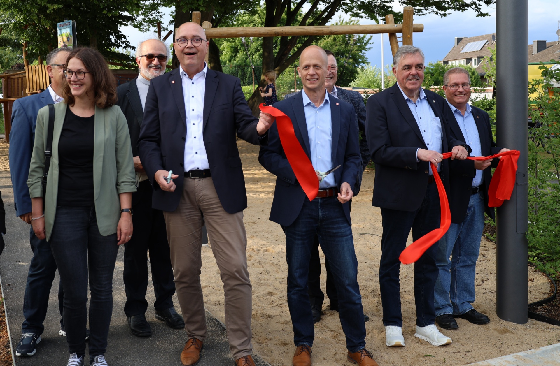 : Thomas Back, Ortsvorsteher von Dremmen und Bürgermeister Kai Louis bei der feierlichen Eröffnung des neugestalteten Platzes