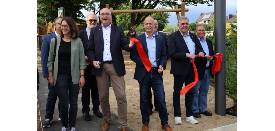 : Thomas Back, Ortsvorsteher von Dremmen und Bürgermeister Kai Louis bei der feierlichen Eröffnung des neugestalteten Platzes