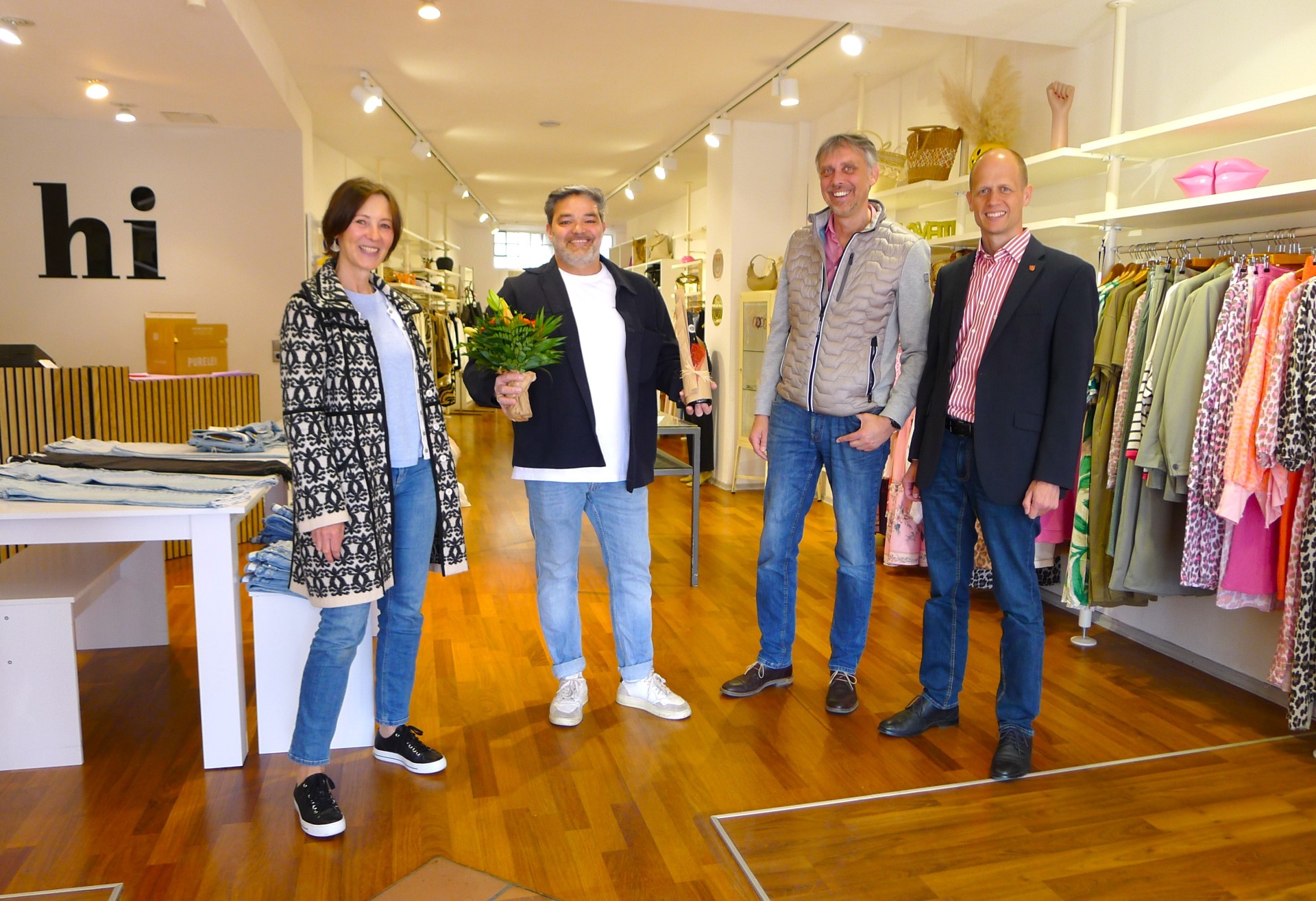 Bürgermeister Kai Louis (r.) begrüßt gemeinsam mit Silke Krupke und Stephan Otto, Gewerbe und Verkehrsverein, den neuen Geschäftsinhaber David Singh 