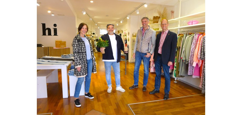Bürgermeister Kai Louis (r.) begrüßt gemeinsam mit Silke Krupke und Stephan Otto, Gewerbe und Verkehrsverein, den neuen Geschäftsinhaber David Singh 