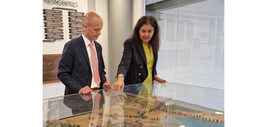 US-Generalkonsulin Preeti V. Shah und Bürgermeister Kai Louis am Modell der historischen Stadt Heinsberg