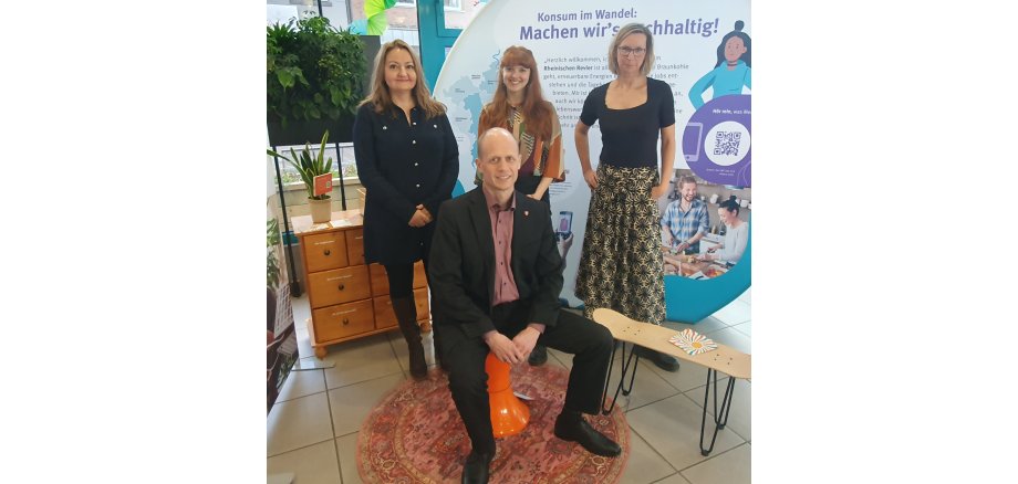 .) Nachhaltigkeitsmanagerin Beyda Üner, Bürgermeister Kai Louis, Lena Pech (Verbraucherzentrale) und Sabrina Wallek von der Stadtbücherei Heinsberg eröffneten die Ausstellung