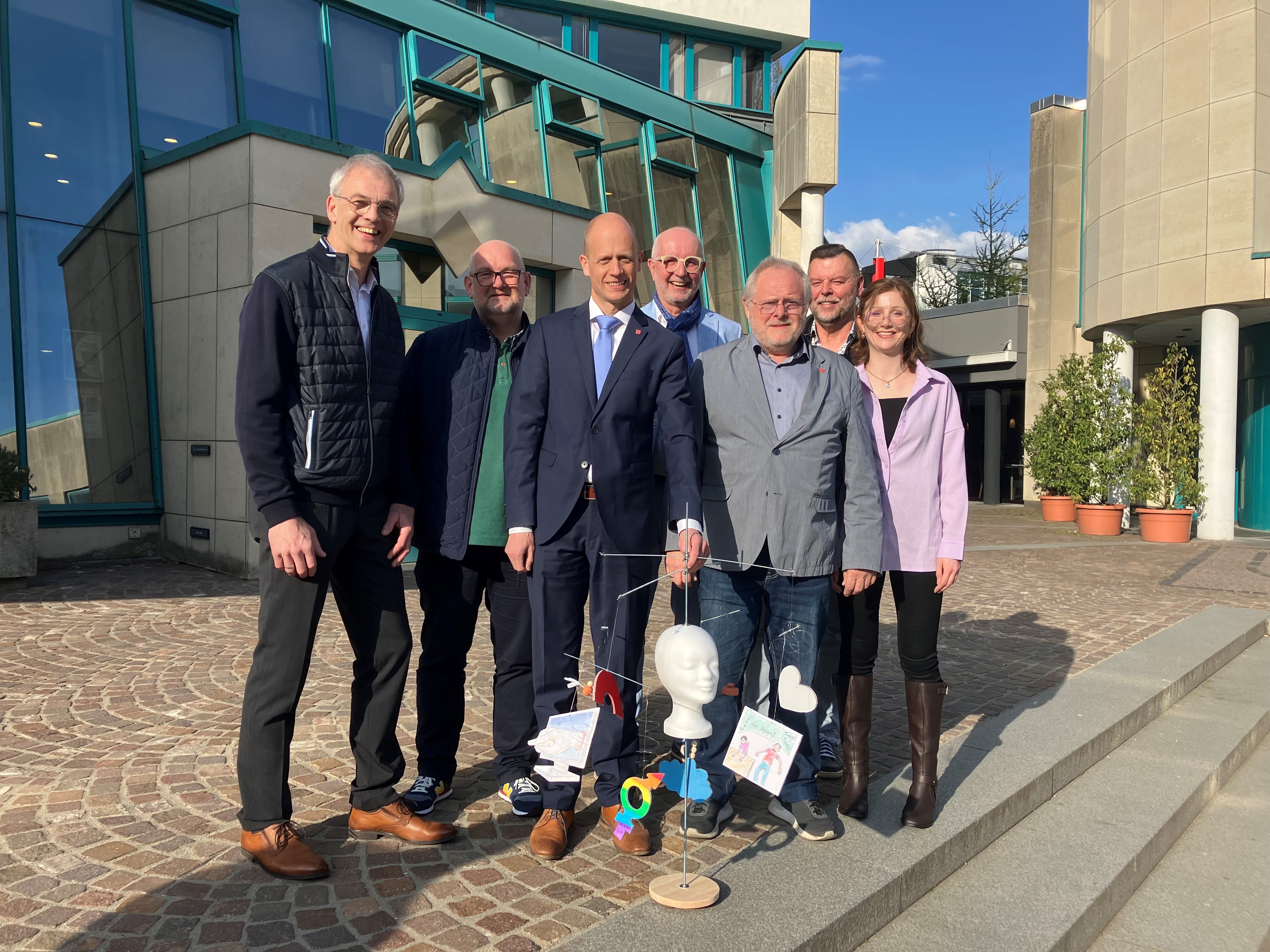 Norbert Krichel (CDU), Jochen Lintzen (SPD), Bürgermeister Kai Louis, Walter Leo Schreinemacher (Freie Wähler), Willi Mispelbaum (parteilose Fraktion), Heinrich Schmitz (FDP) und Carmen Vondeberg (Grüne)