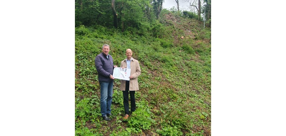 Bürgermeister Kai Louis und Ortsvorsteher Siegfried Jansen am Hang des Burgbergs: an dieser Stelle wird die neue Fluchttreppe gebaut