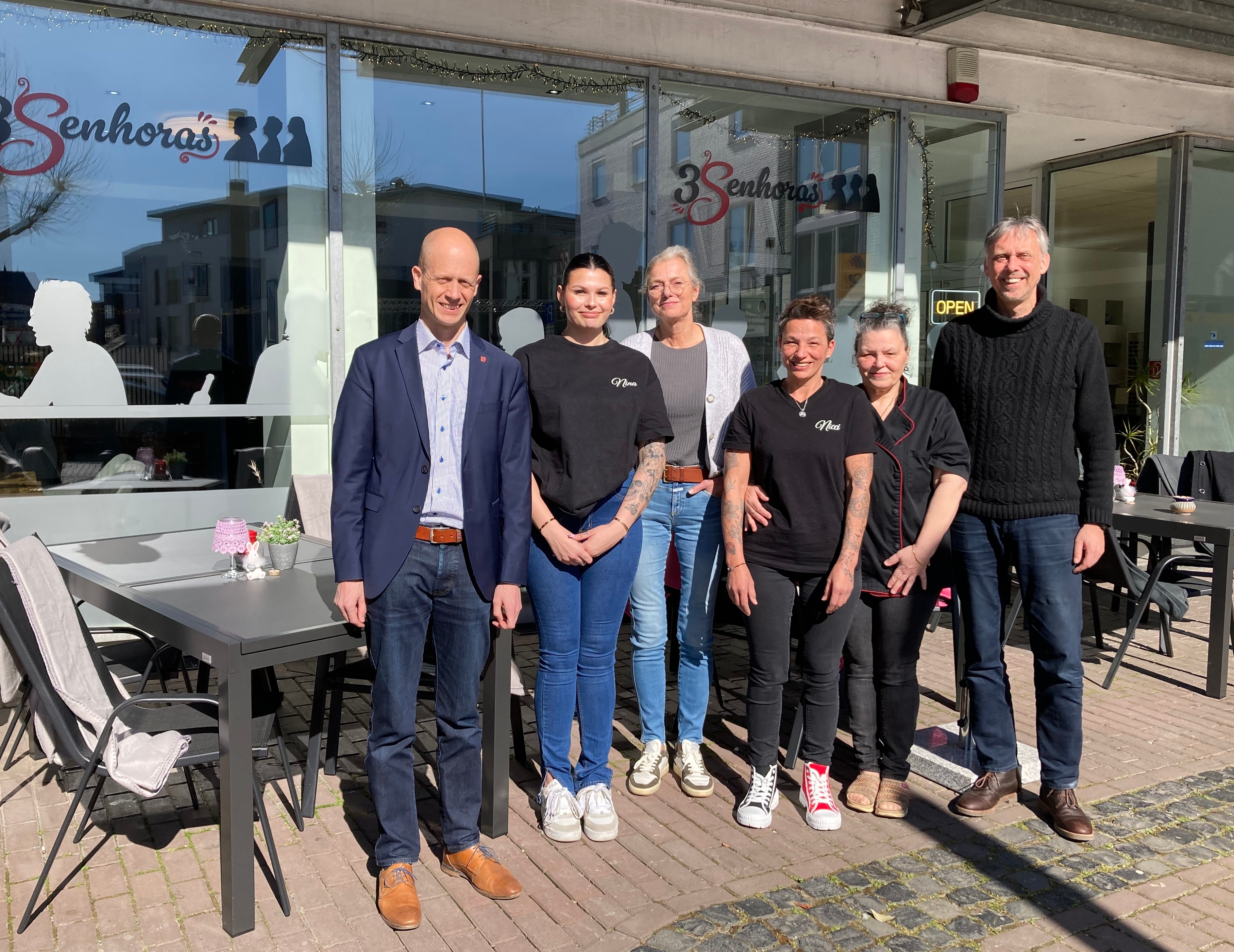 Bürgermeister Kai Louis, Gründerin Nina da Silva, Bettina Walde, Citymanagement, Nicci und Paula da Silva sowie Stephan Otto, Gewerbe- und Verkehrsverein