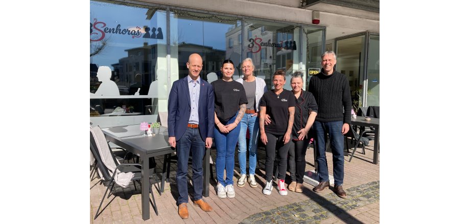 Bürgermeister Kai Louis, Gründerin Nina da Silva, Bettina Walde, Citymanagement, Nicci und Paula da Silva sowie Stephan Otto, Gewerbe- und Verkehrsverein