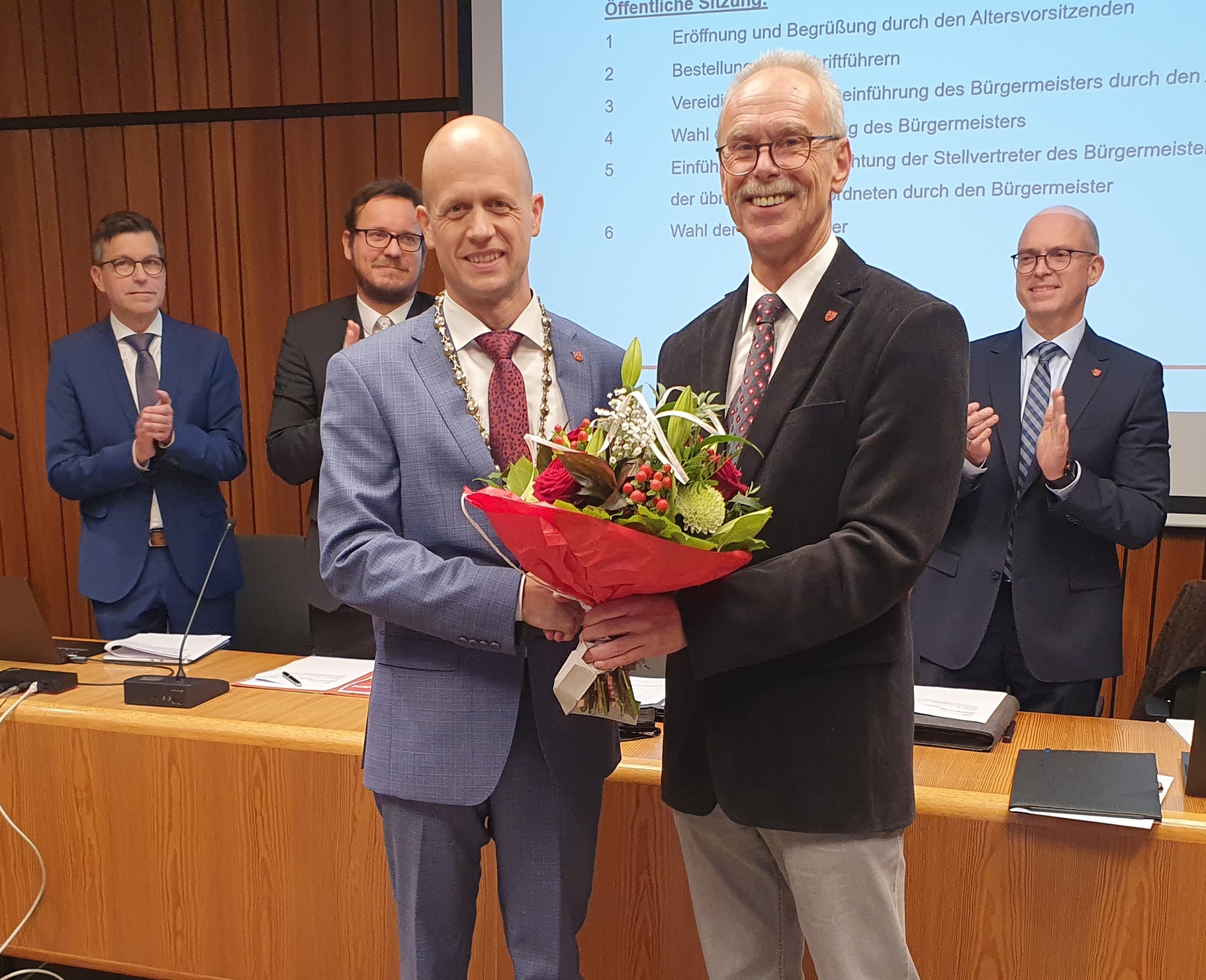 Der Altersvorsitzende des Rates Helmut Frenken gratuliert Bürgermeister Kai Louis zur zweiten Amtszeit 