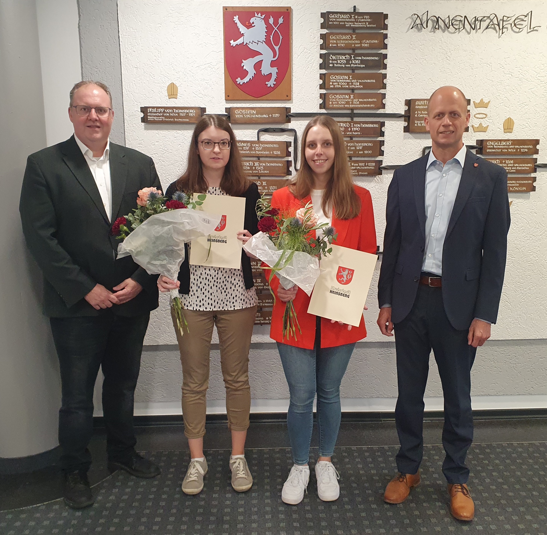 Bürgermeister Kai Louis, Anna Tholen, Michelle Borg und Carsten Cordewener, Leiter des Hauptamtes