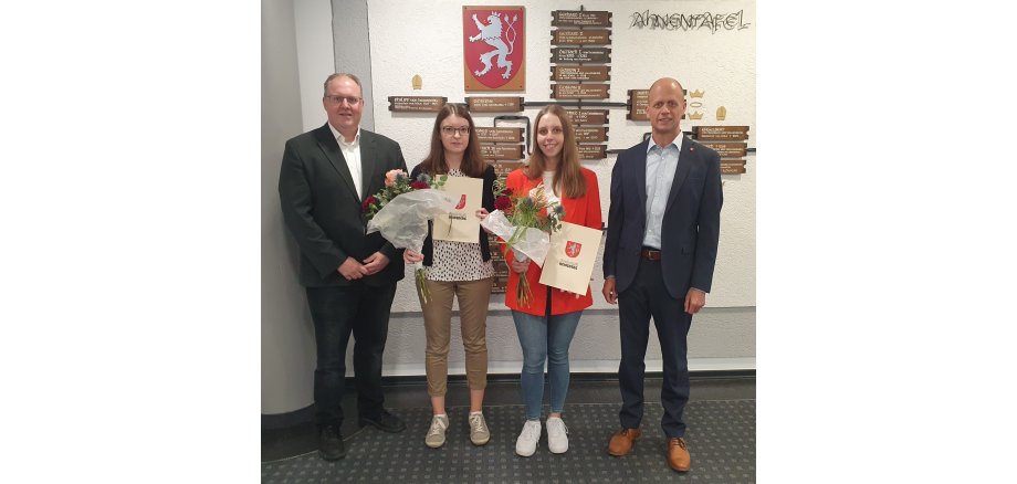 Bürgermeister Kai Louis, Anna Tholen, Michelle Borg und Carsten Cordewener, Leiter des Hauptamtes