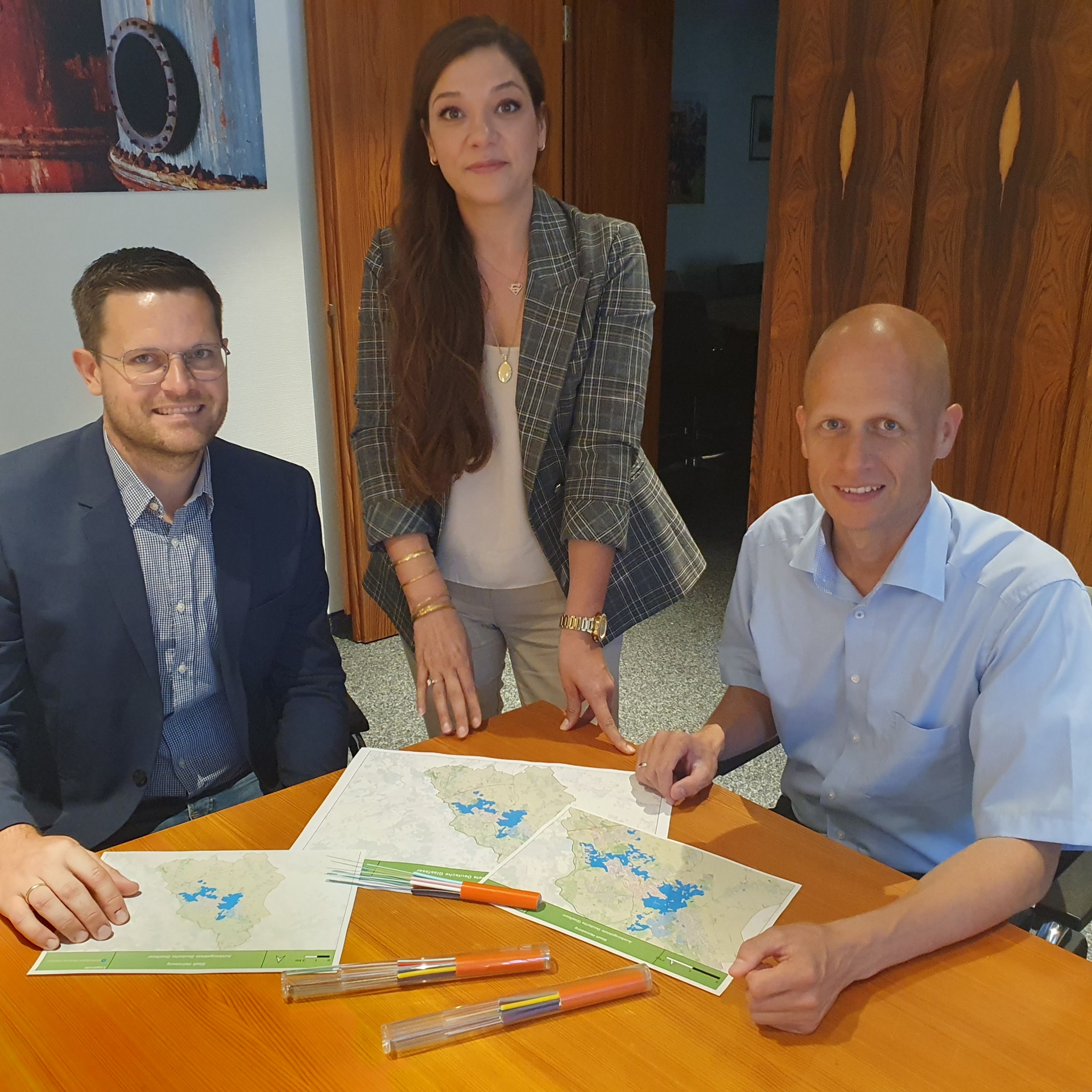 Bürgermeister Kai Louis, Serpil Durmaz, Deutsche Glasfaser, und Michael Eßer, Koordinator für digitale Infrastruktur im Kreis Heinsberg