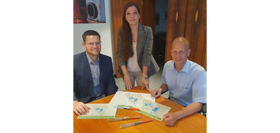 Bürgermeister Kai Louis, Serpil Durmaz, Deutsche Glasfaser, und Michael Eßer, Koordinator für digitale Infrastruktur im Kreis Heinsberg