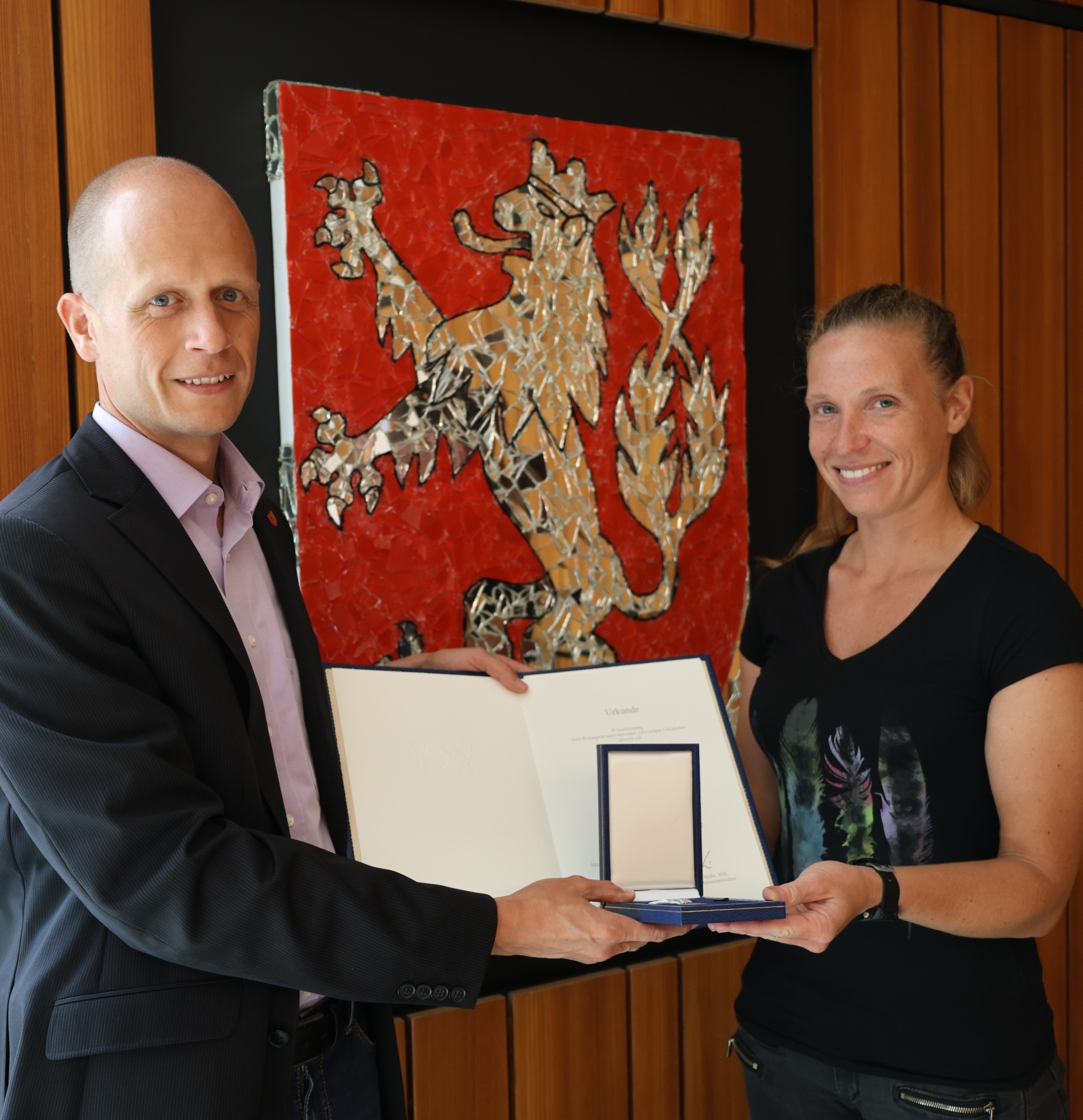 Bürgermeister Kai Louis überreicht Anne Quolke die Christophorus-Medaille des Freistaates Bayern