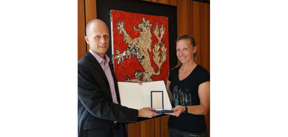Bürgermeister Kai Louis überreicht Anne Quolke die Christophorus-Medaille des Freistaates Bayern