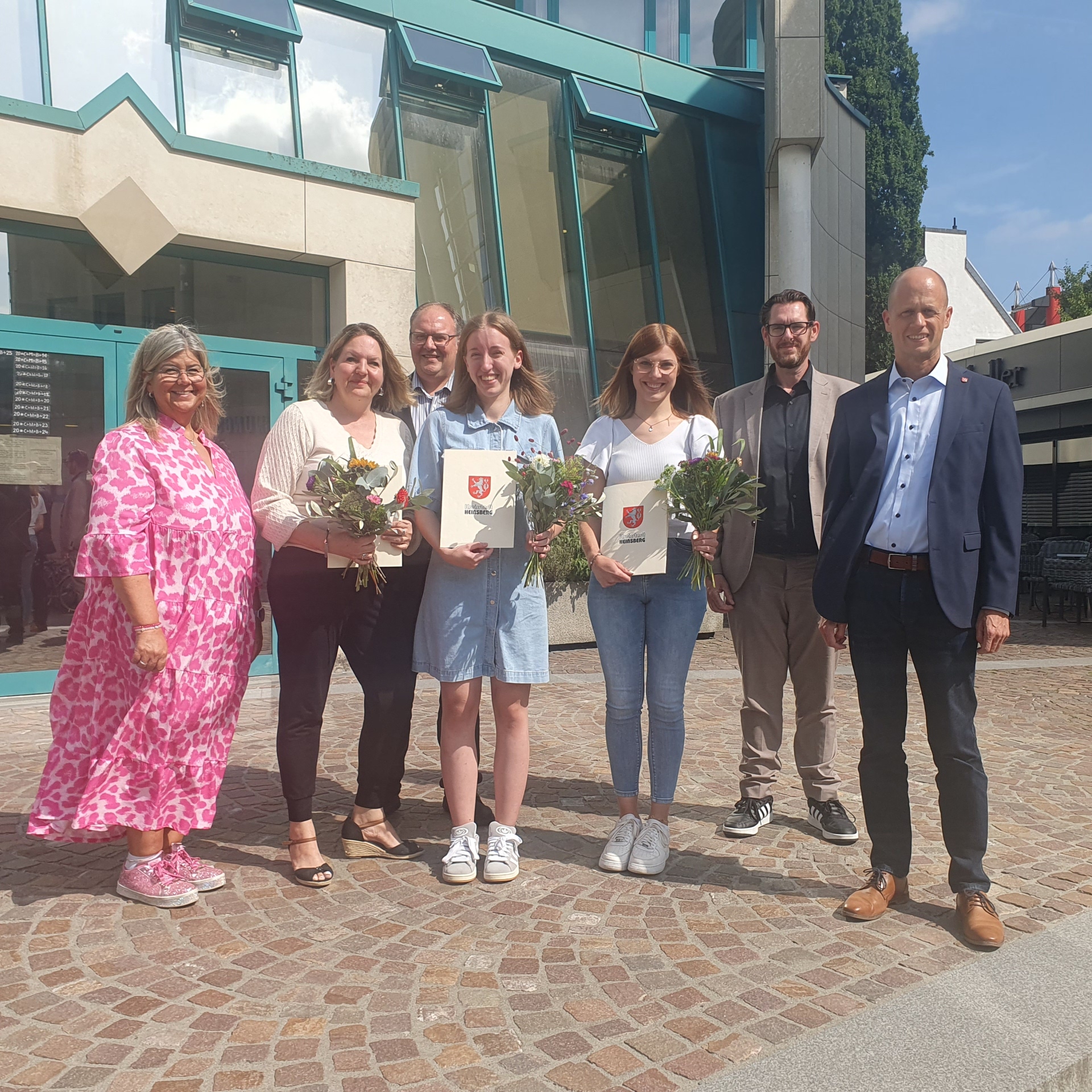 Absolventen vor dem Rathaus