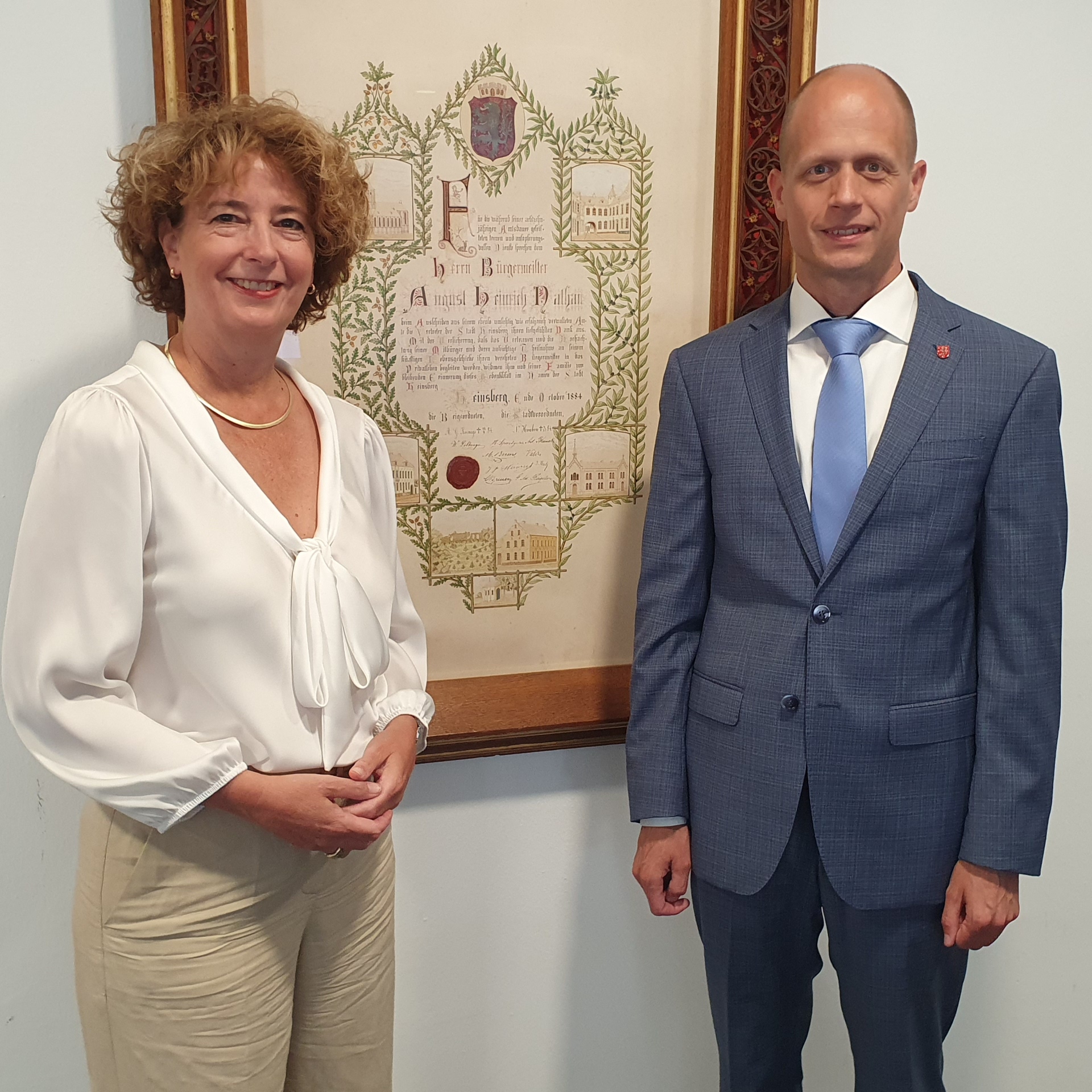 Bürgermeister Kai Louis begrüßt die Roermonder Bürgermeisterin Yolanda Hoogtandes im Heinsberger Rathaus