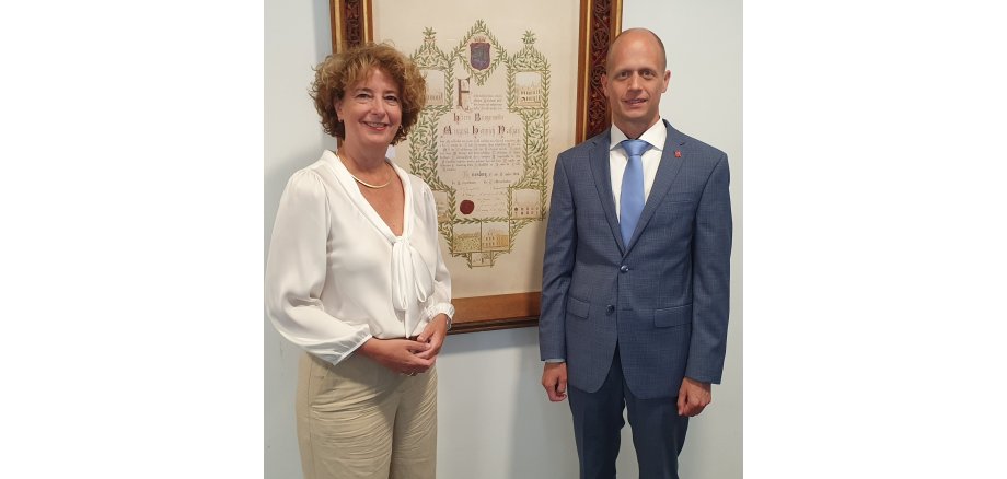 Bürgermeister Kai Louis begrüßt die Roermonder Bürgermeisterin Yolanda Hoogtandes im Heinsberger Rathaus