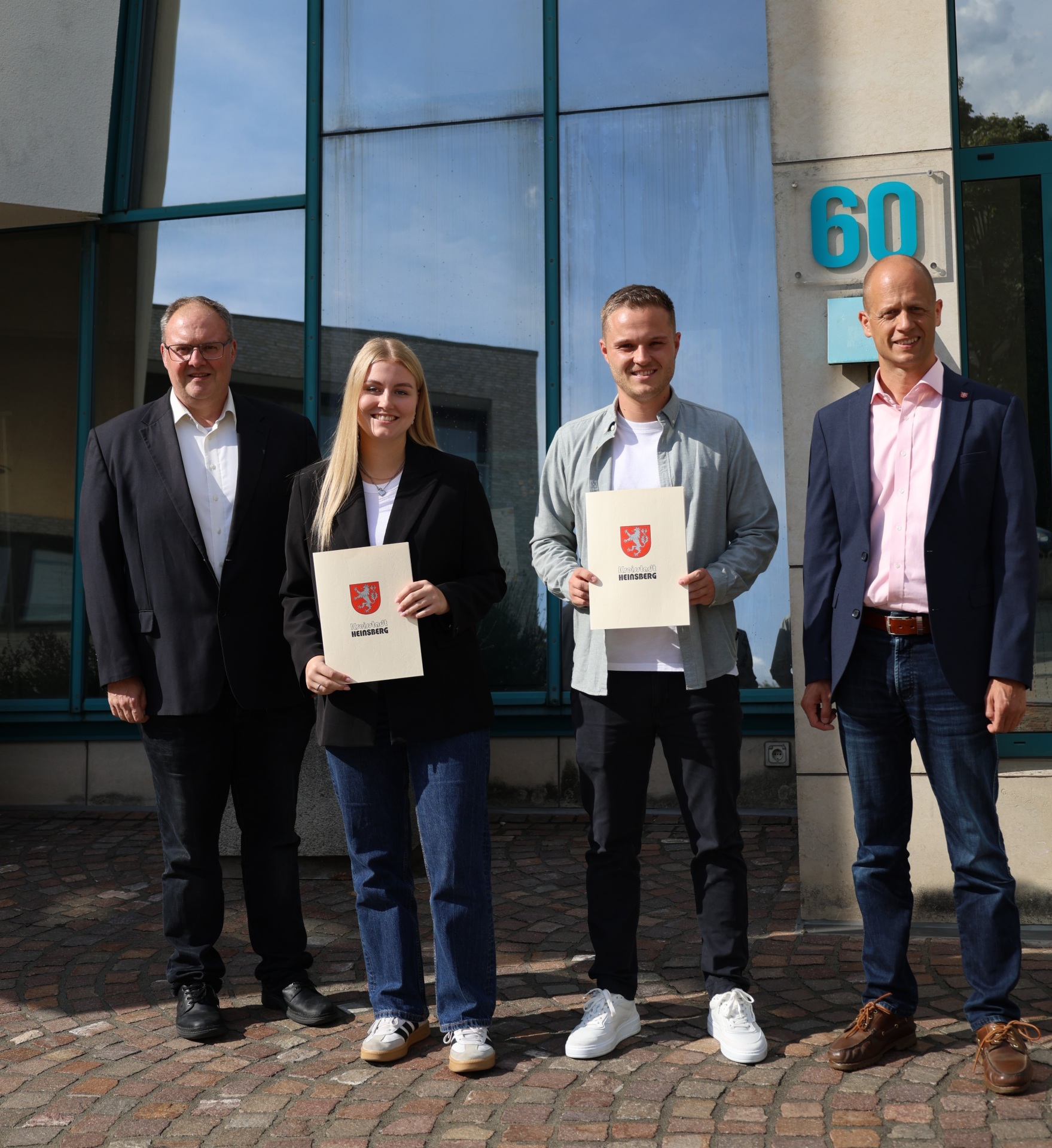 Zeignisübergabe vor dem Heinsberger Rathaus