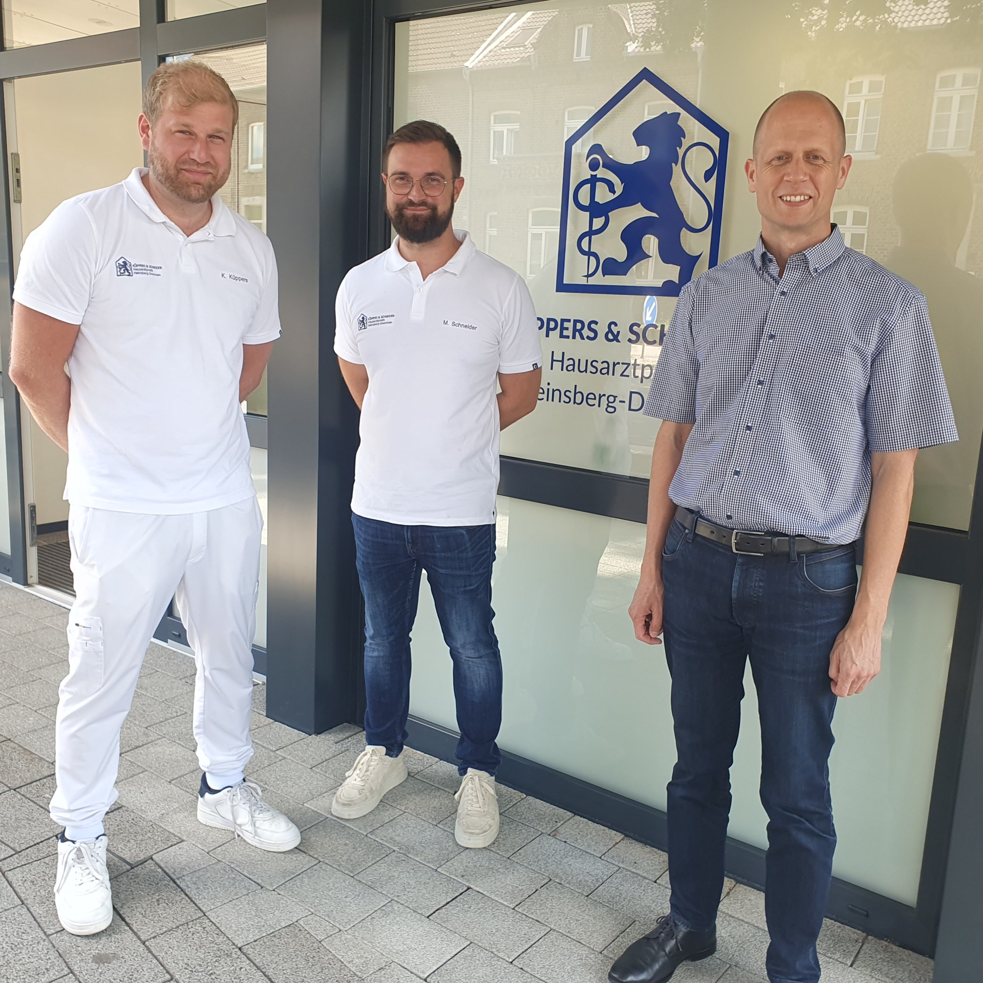 Bürgermeister Kai Louis begrüßt die neuen Hausärzte Marwin Schneider und Karl Küppers in Dremmen