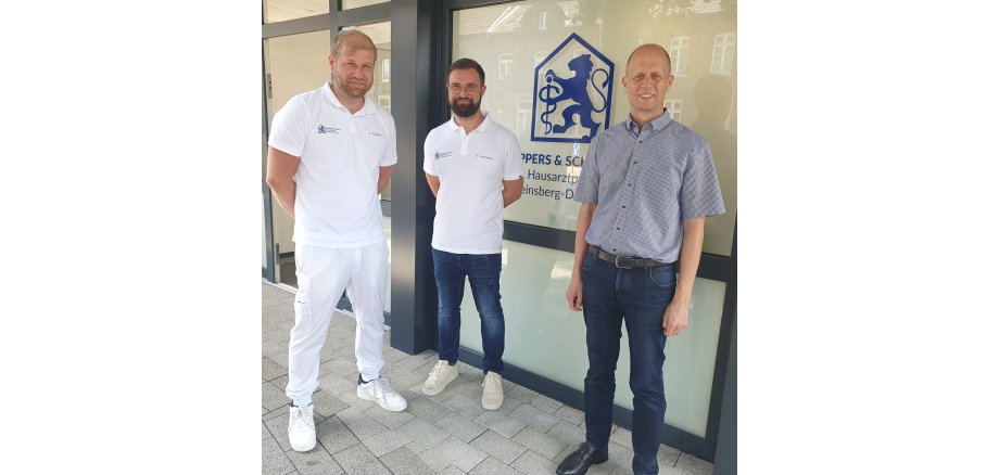 Bürgermeister Kai Louis begrüßt die neuen Hausärzte Marwin Schneider und Karl Küppers in Dremmen