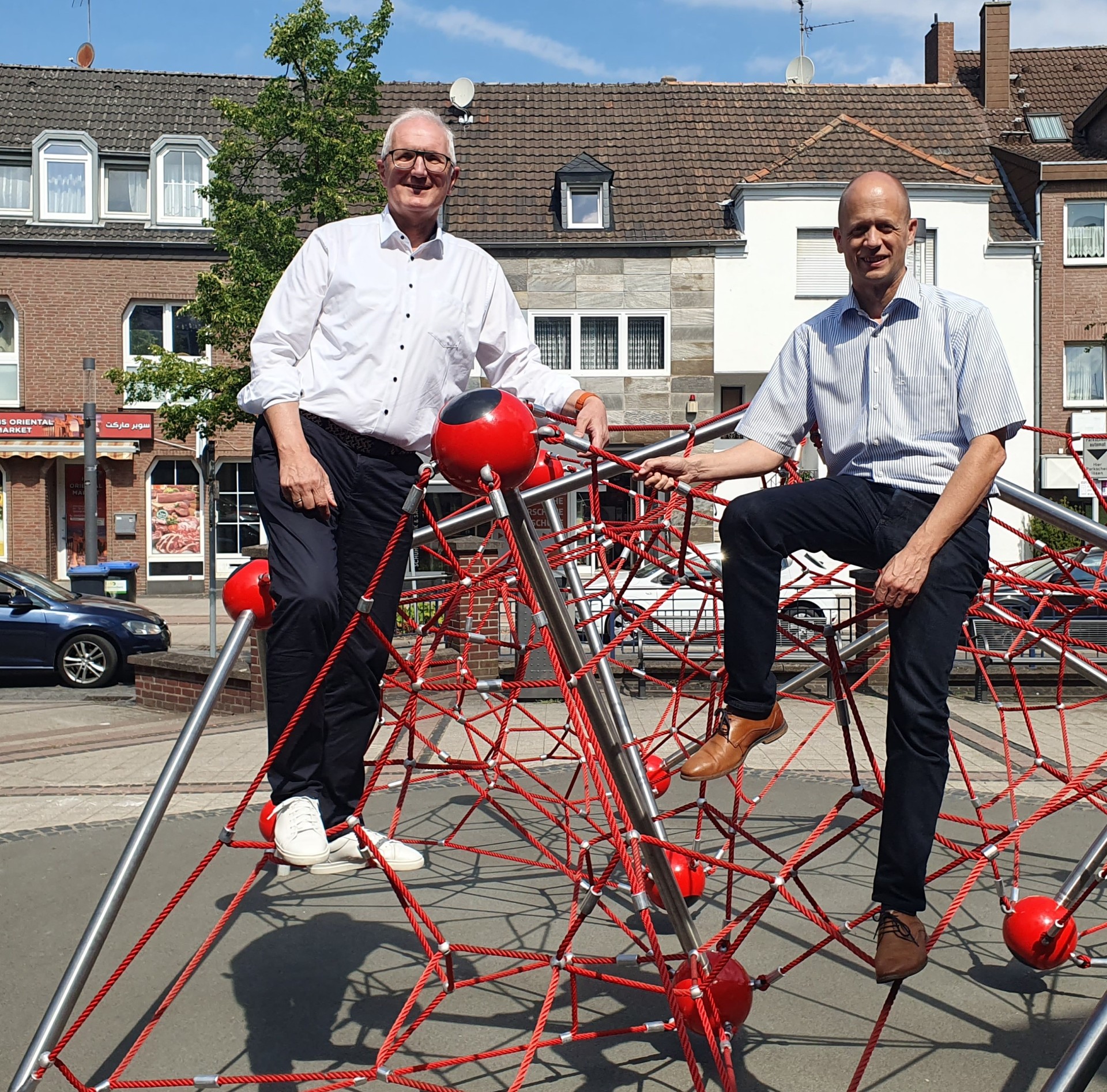 Spielgerät UFO mit Thomas Giessing, Vorstandsvorsitzender der Kreissparkasse Heinsberg, und Bürgermeister Kai Louis 
