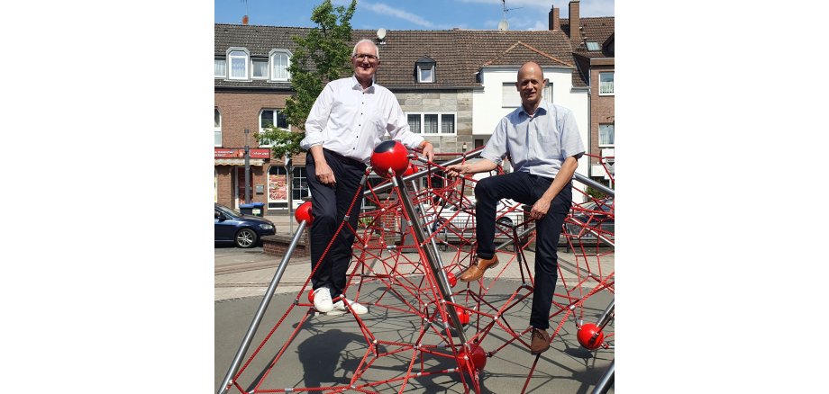 Spielgerät UFO mit Thomas Giessing, Vorstandsvorsitzender der Kreissparkasse Heinsberg, und Bürgermeister Kai Louis