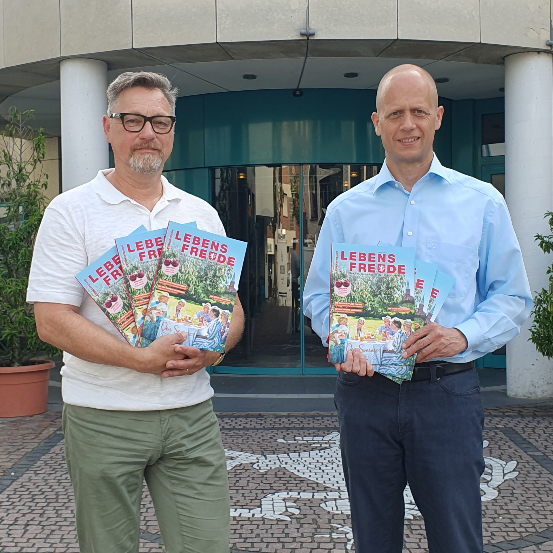 Bürgermeister Kai Louis und Seniorenberater Ingo Franken freuen sich über den großen Erfolg des Magazins