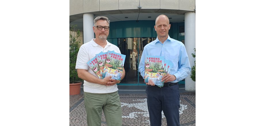 Bürgermeister Kai Louis und Seniorenberater Ingo Franken freuen sich über den großen Erfolg des Magazins