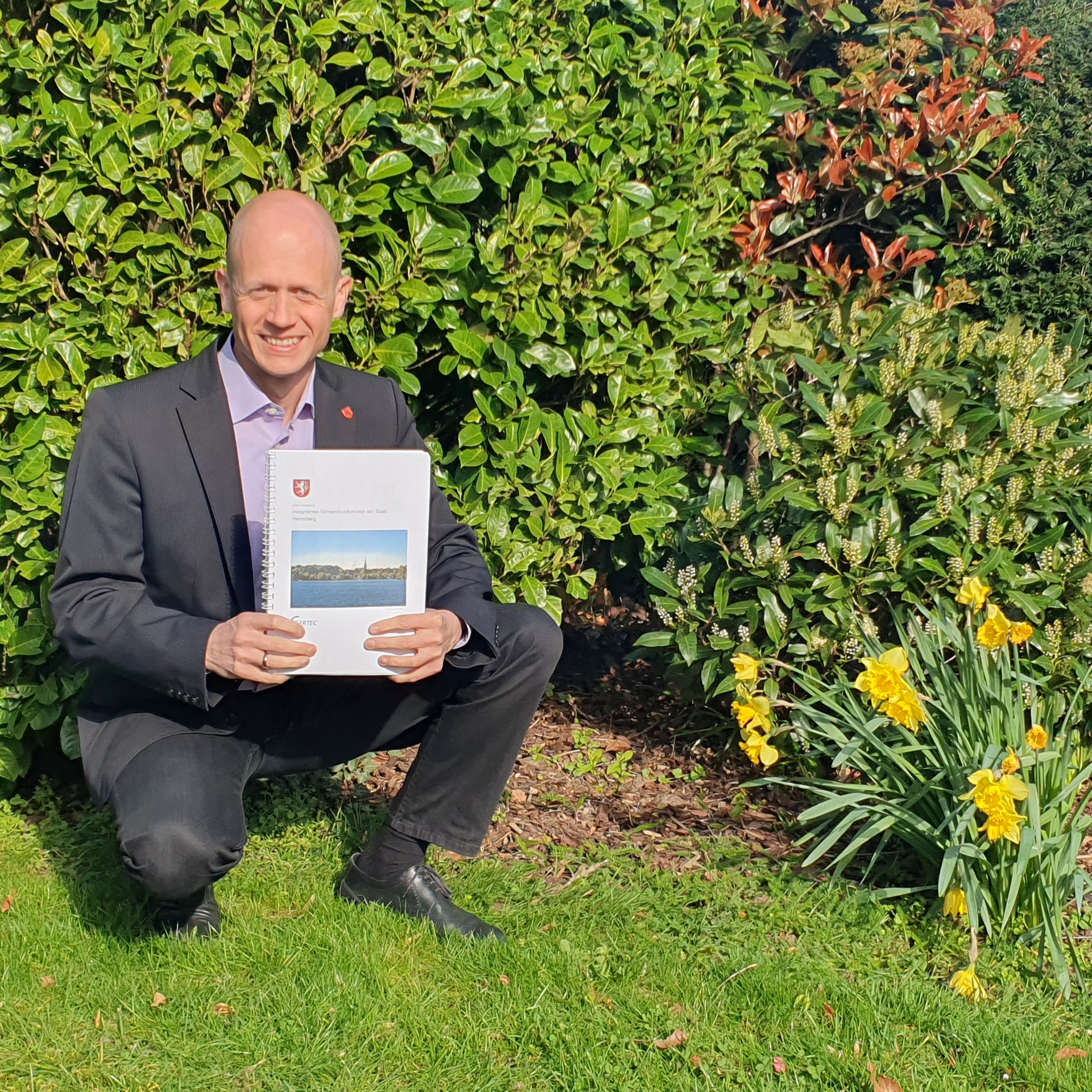 Bürgermeister Kai Louis zeigt das neue Klimaschutz-Förderprogramm
