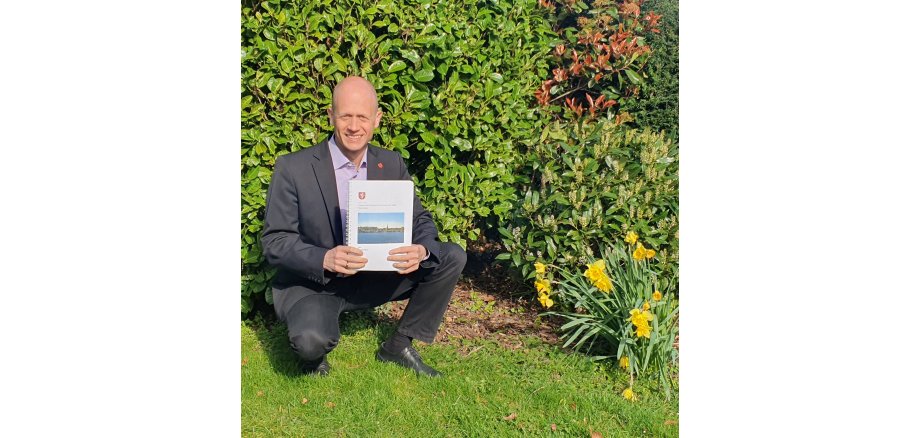 Bürgermeister Kai Louis zeigt das neue Klimaschutz-Förderprogramm