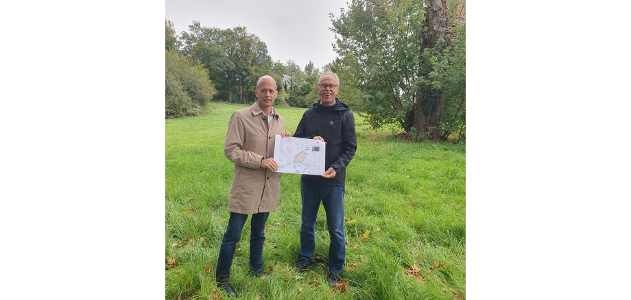 Bürgermeister Kai Louis und Helmut Frenken, Ortsvorsteher Oberbruch, an der Boos-Fremery-Straße