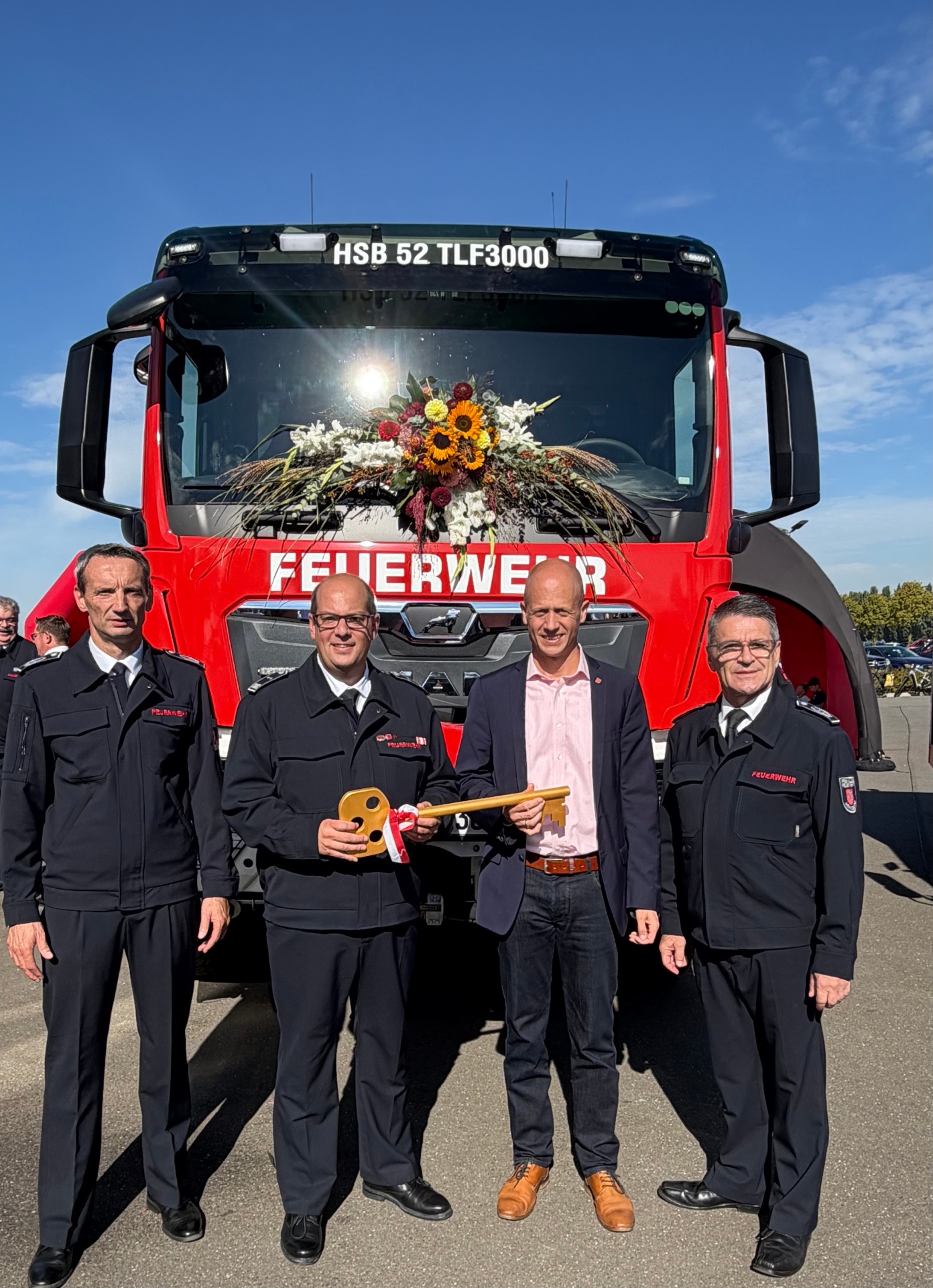 Stellvertretender Leiter der Feuerwehr Markus Meyers, Einheitsleiter Sebastian Zierke, Bürgermeister Kai Louis und Leiter der Feuerwehr Hans-Leo Schreinemachers