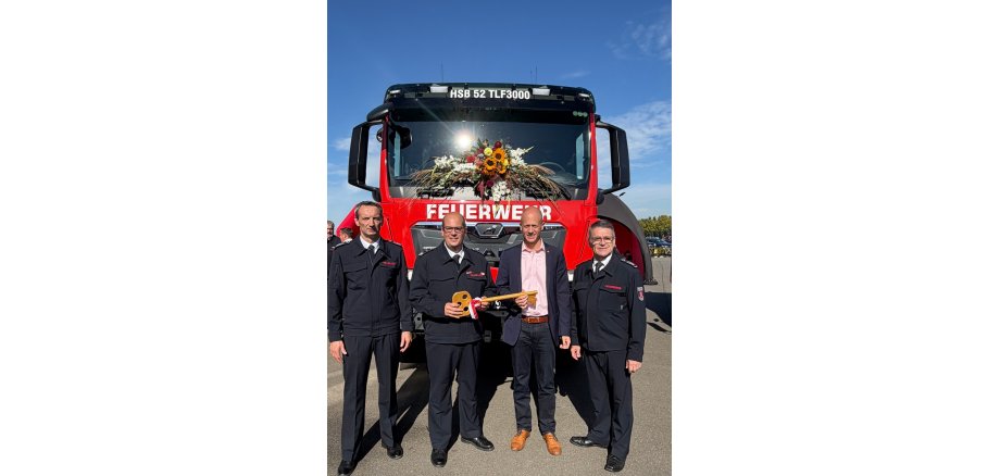 Stellvertretender Leiter der Feuerwehr Markus Meyers, Einheitsleiter Sebastian Zierke, Bürgermeister Kai Louis und Leiter der Feuerwehr Hans-Leo Schreinemachers